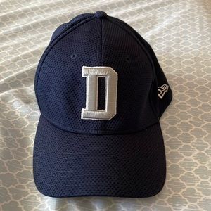 Men’s New Era Thirty 39 fitted Dallas Cowboys hat size medium to large.